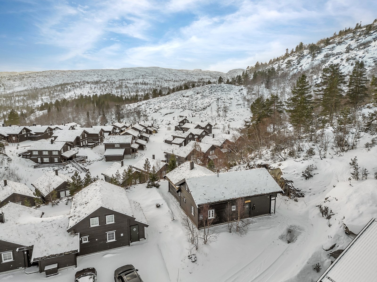 Fantastiske skiløyper og alpinsenteret ligger rett nedenfor. Like nedi bakken ligger også Bortelid Mat. Galleribilde