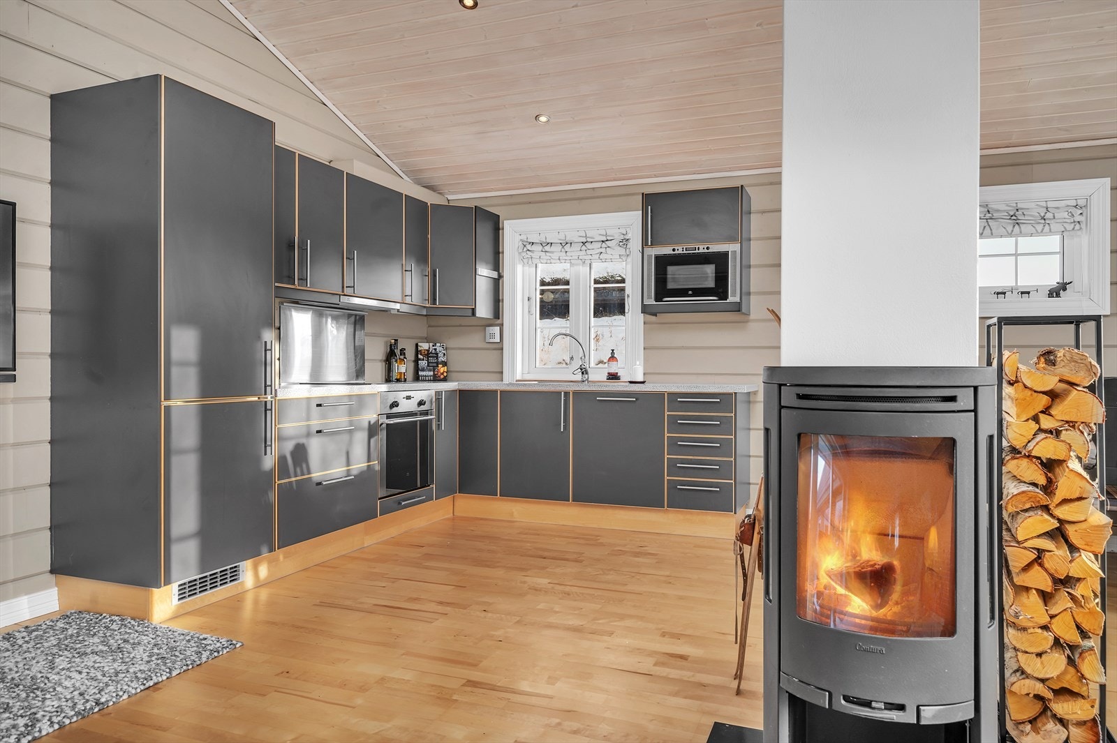 Kjøkkenet ligger i tilknytning og åpen løsning mot spisestuen. Galleribilde