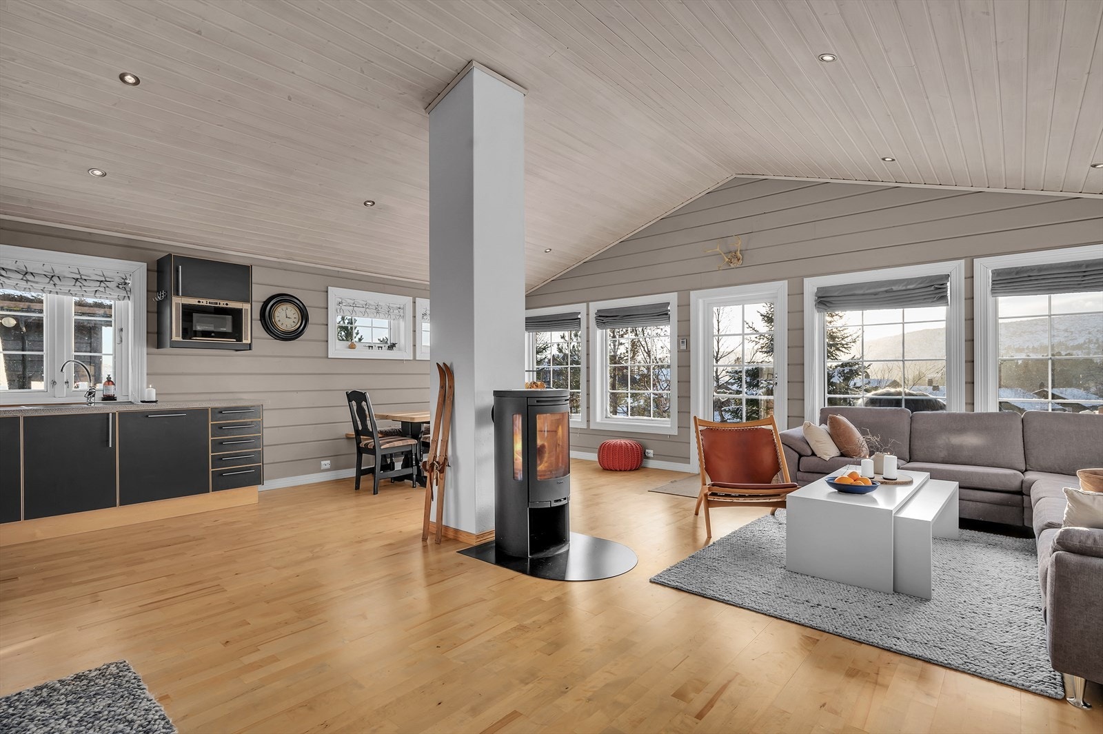 Luftig og romslig med god atmosfære. Galleribilde