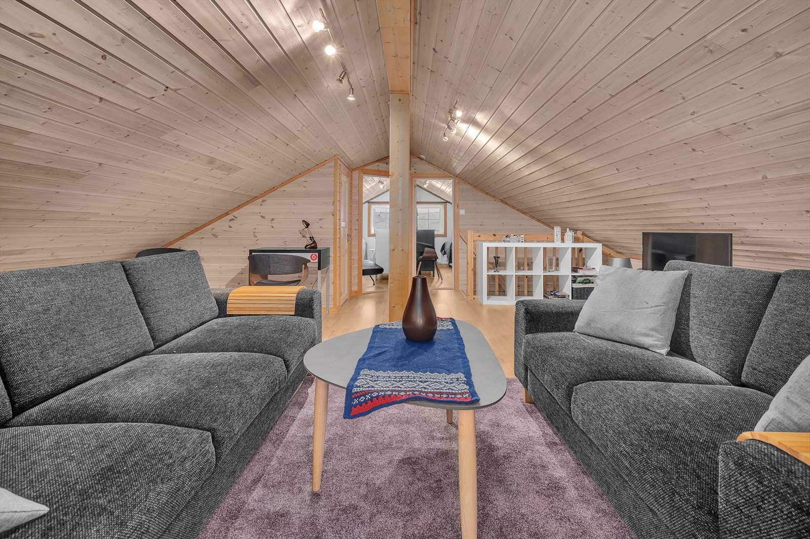 Loftstue. Galleribilde