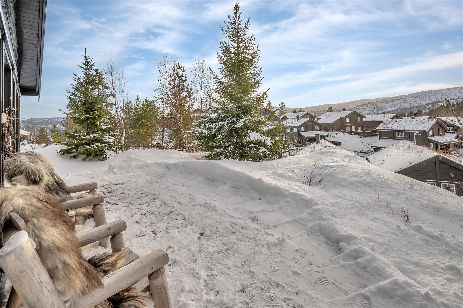 Her kan man sitte usjenert til å nyte utsikten over fjellheimen. Galleribilde