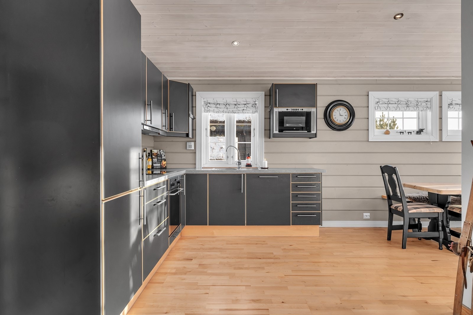 Åpen løsning til kjøkkenet er praktisk for sosial samvær. Galleribilde