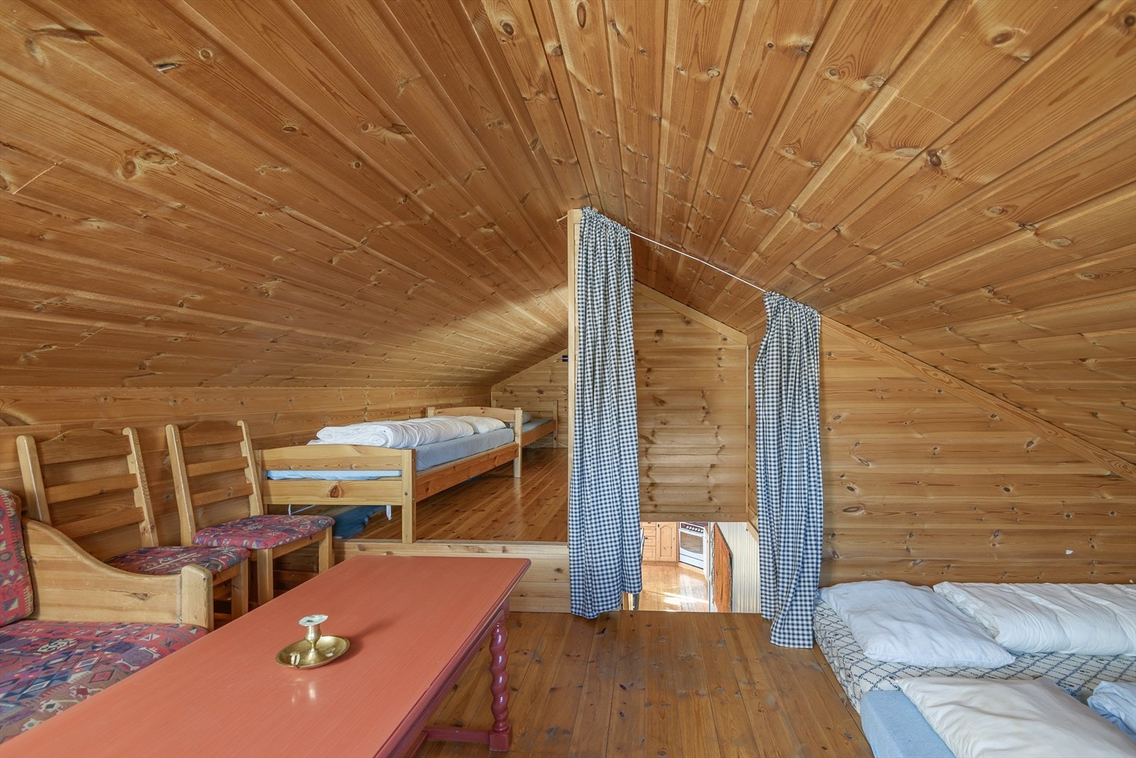 Hems innredet med madrasser og sittegruppe - Ikke målbart areal Galleribilde