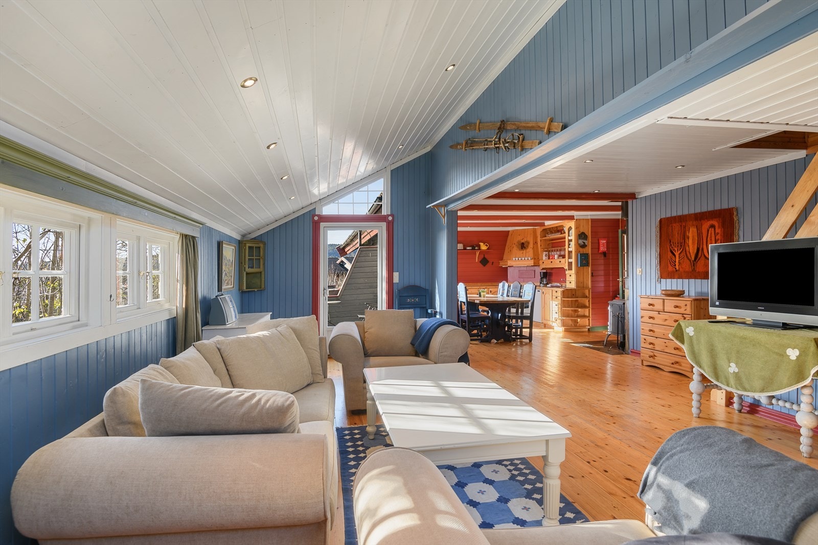 Romslig stue med gode muligheter for møblering Galleribilde