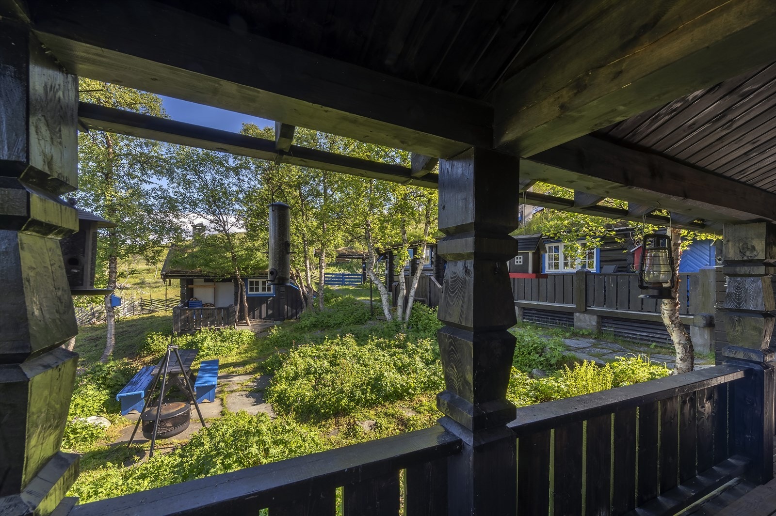 Fra annekset inn mot tunet - Plasseringen av bygningene på tomten gjør uteplassen på tunet både lun og nærmest helt usjenert Galleribilde