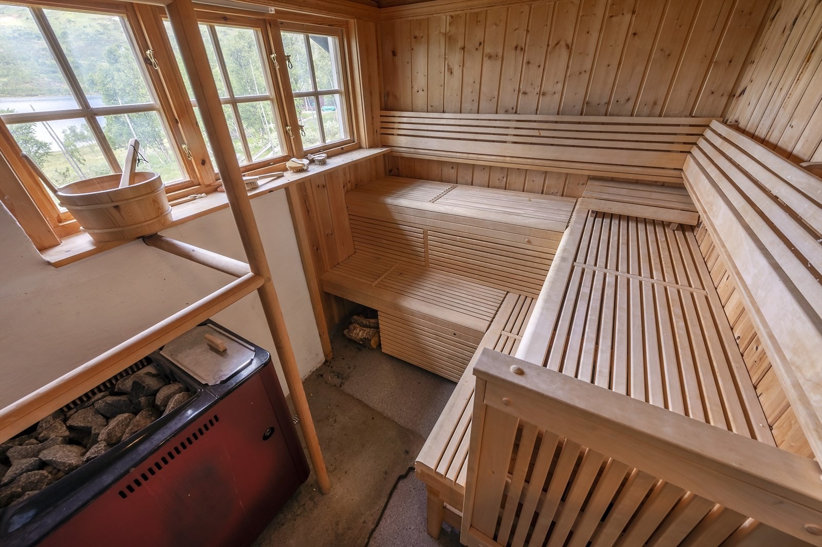 Og selvsagt en vedfyrt badstu med flott utsikt mot Skarvatnet Galleribilde