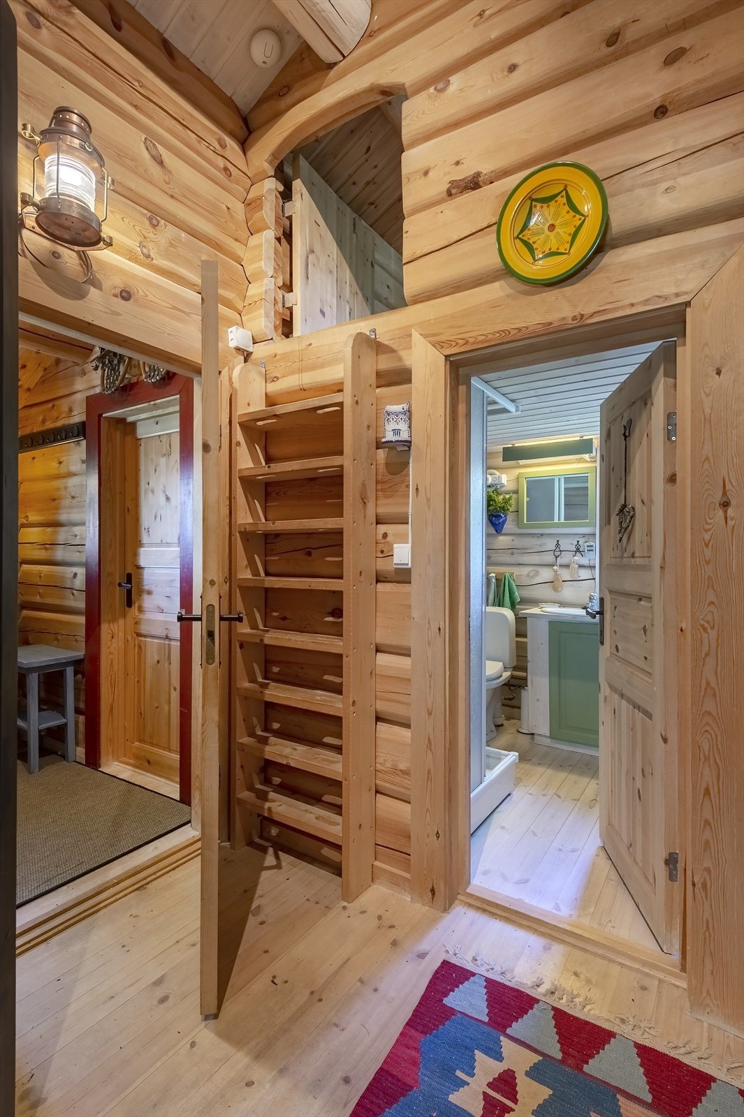 Entré med stige og luke til hems - Herfra har en også adkomst til bad og soverom Galleribilde