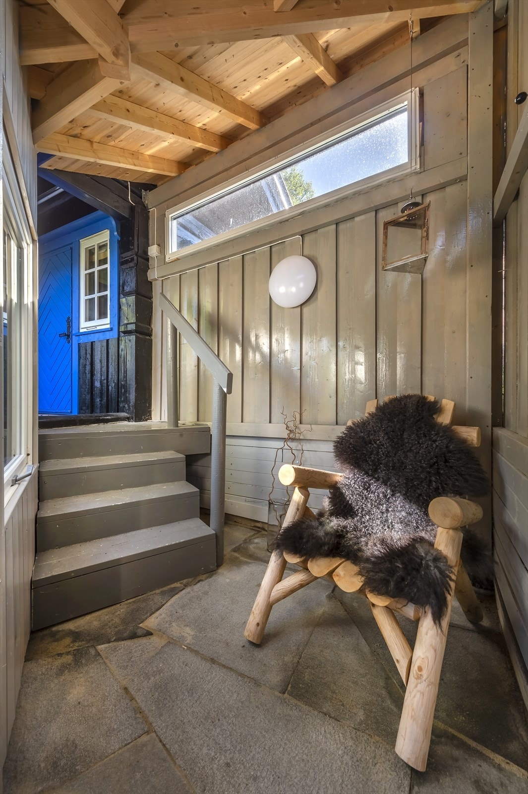 Trapp ned fra terrassen foran hytta mot svalgangen Galleribilde