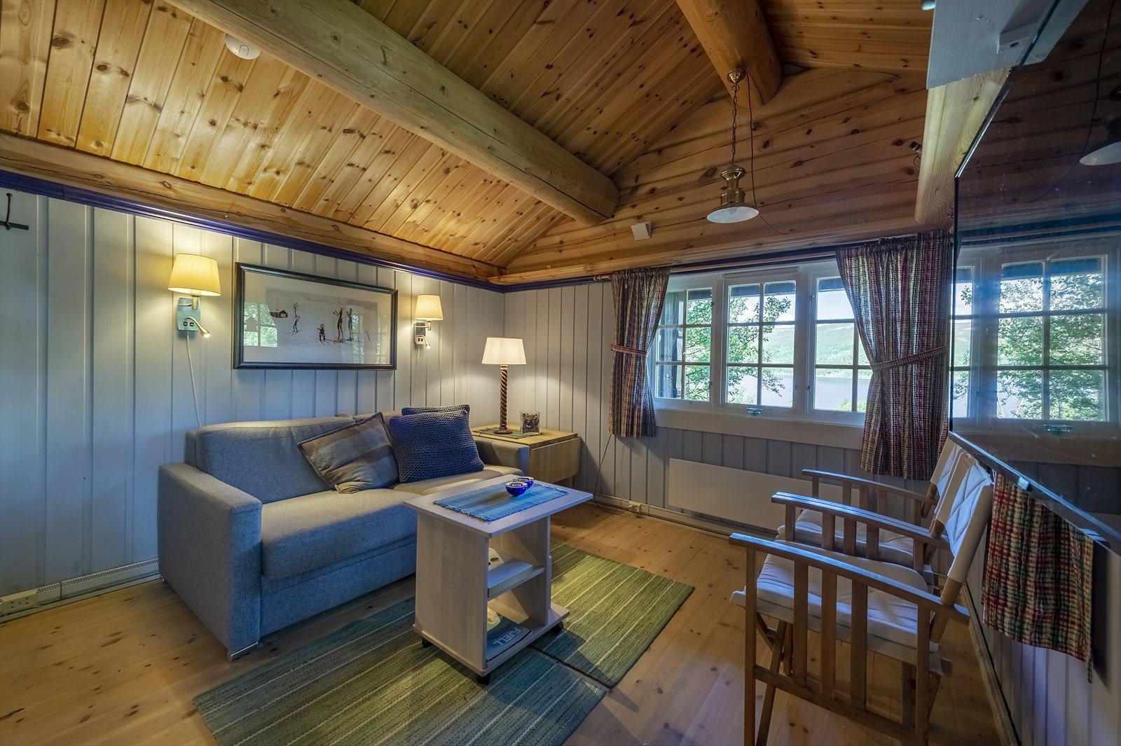 Annekset er oppført i stavlaft og innredet til kombinert oppholds- og soverom Galleribilde