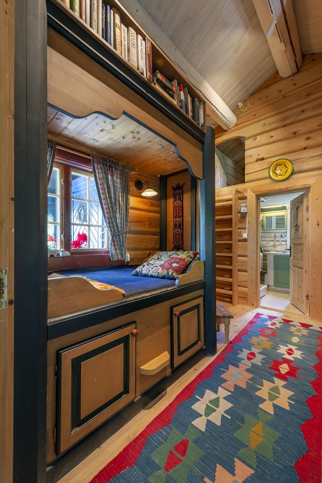 Entré med plassbygd sovealkove - Også en hyggelig lesekrok med utsikt mot vannet Galleribilde