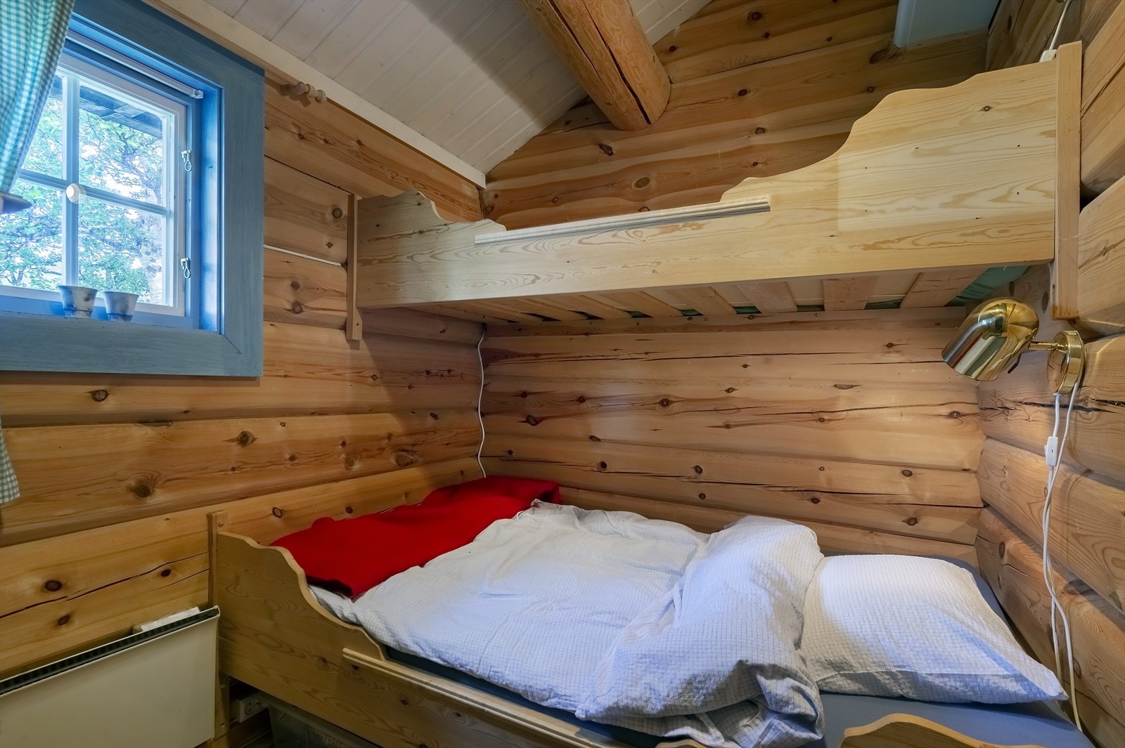 I tilknytning til vindfanget ligger et soverom med plassbygd familiekøye Galleribilde