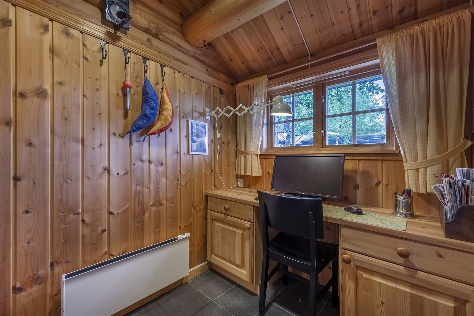 Inngangen til badstuhuset rommer en liten kontorkrok - Et ypperlig "gjemmekontor" Galleribilde