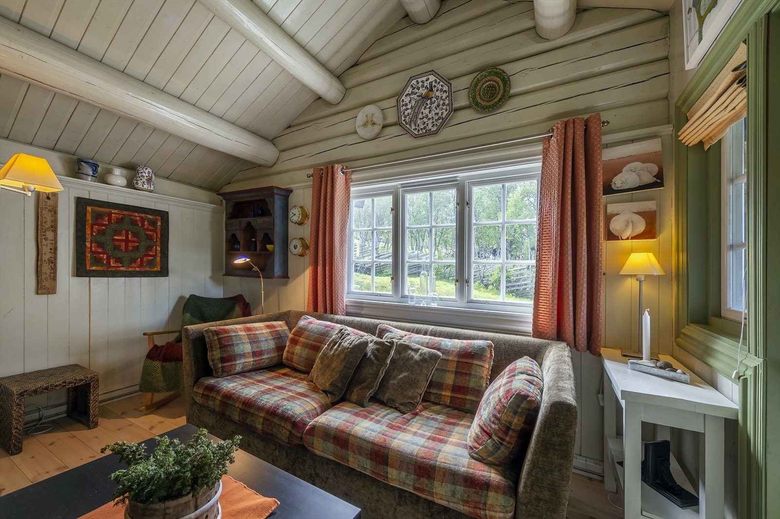 Tilbygget stue med utgang til terrasse og svalgang mot anneks Galleribilde