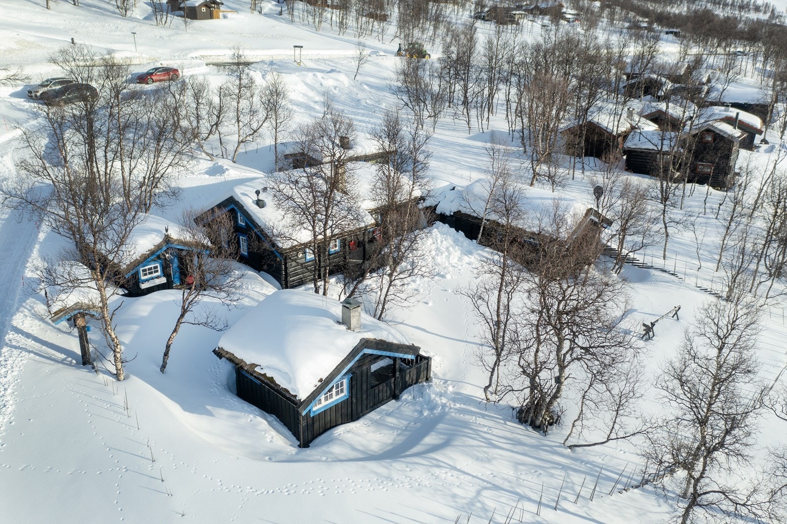 Tunet består av hovedhytte, to anneks, badstuhus og vedbod med et samlet bruksareal på ca. 101 m² og 16 sengeplasser Galleribilde