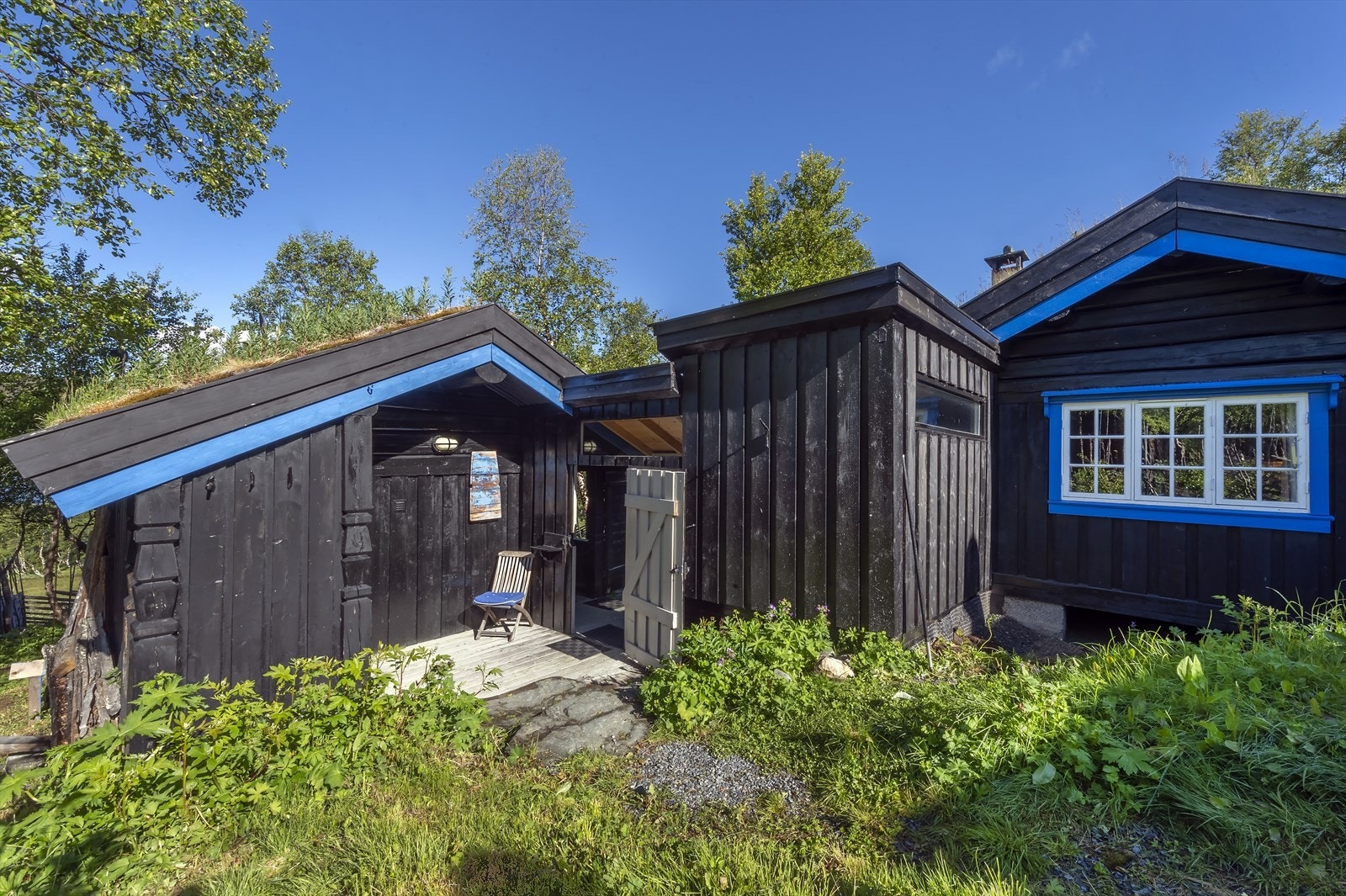 Fra svalgangen er det også gjennomgang til søndre del av eiendommen - Her finner en en utvendig bod samt oppgang til eiendommens andre anneks Galleribilde