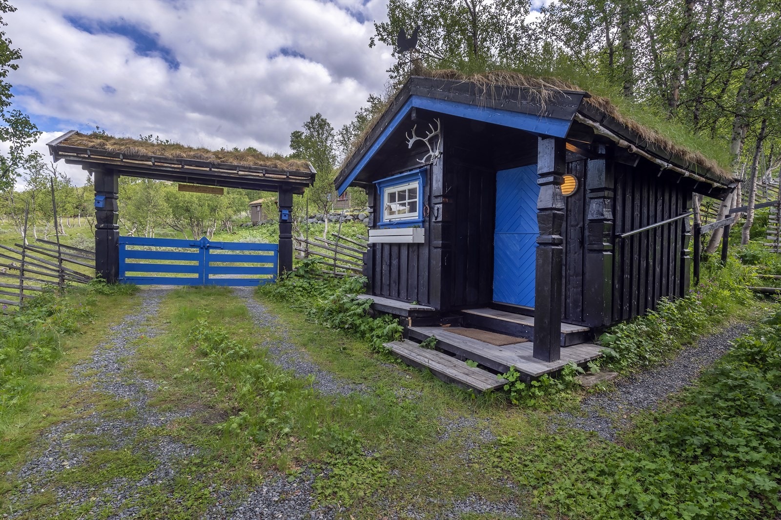 Eiendommen har også en frittstående vedbod - Denne består av ett rom på 9 m² med plass til ved, ski, sykler, akebrett og annet utstyr en har behov for på hytta Galleribilde