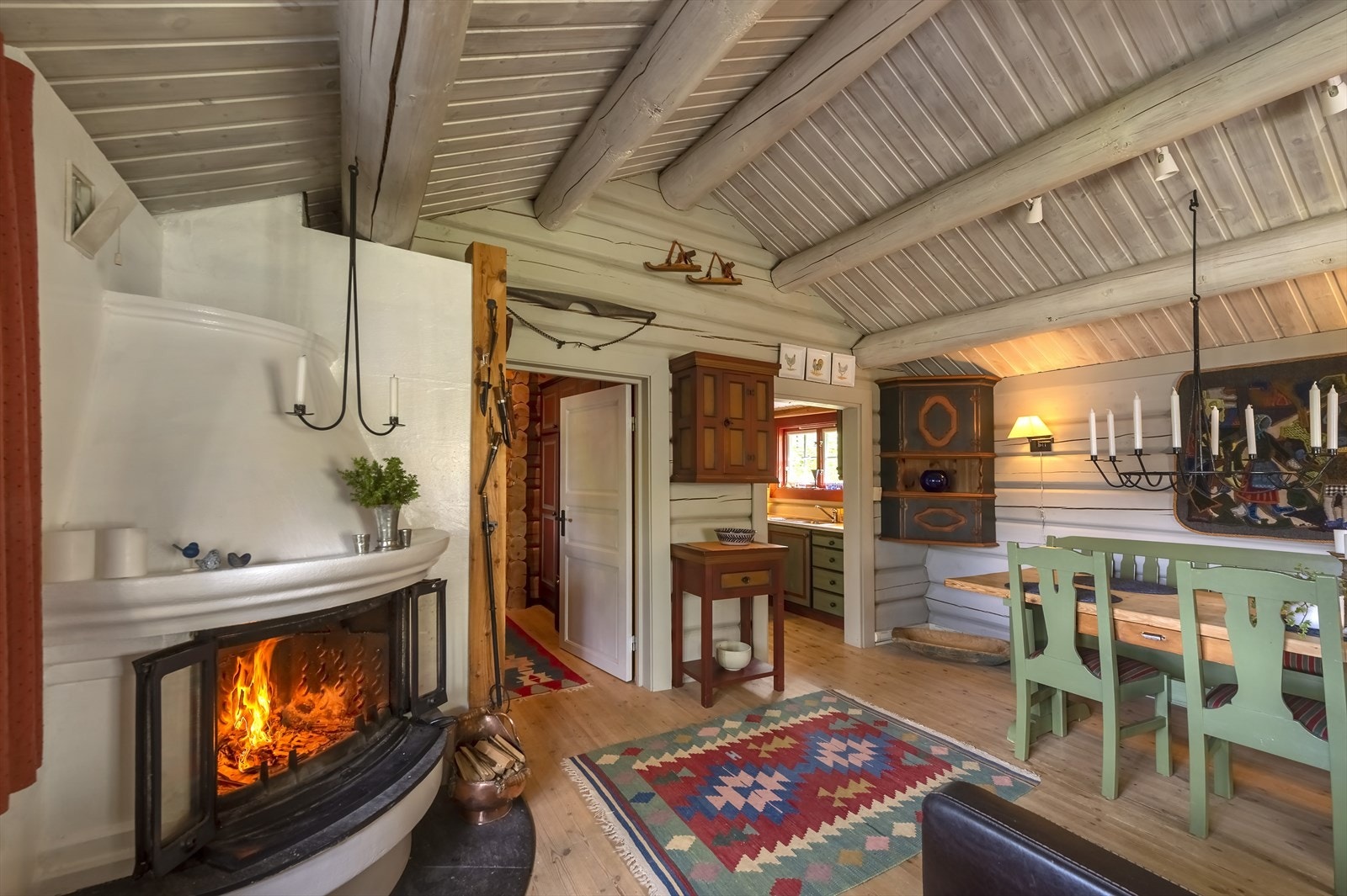 Lun og hyggelig stue med peis og mønt himling med åpne tømmeråser Galleribilde