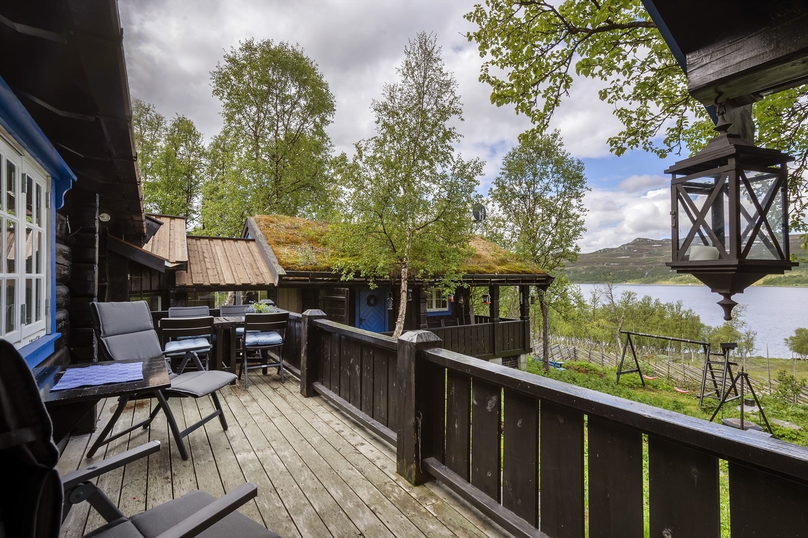 Hytta er knyttet sammen med annekset med takoverbygd svalgang Galleribilde