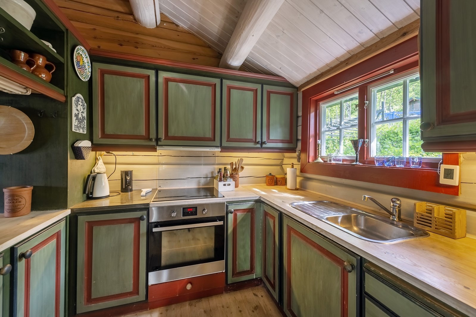 Kjøkkenet har innredning i heltre fra lokalt snekkerverksted Galleribilde