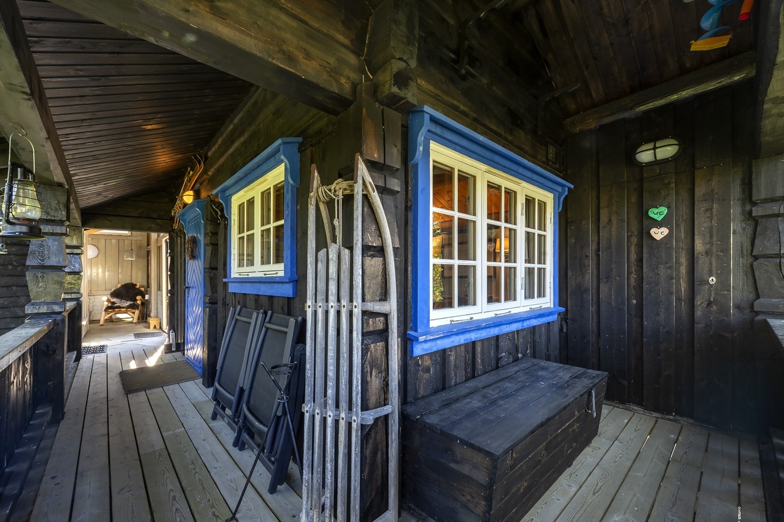 Anneks med takoverbygd svalgang - Til høyre finner en også et ekstra toalettrom med utedo Galleribilde