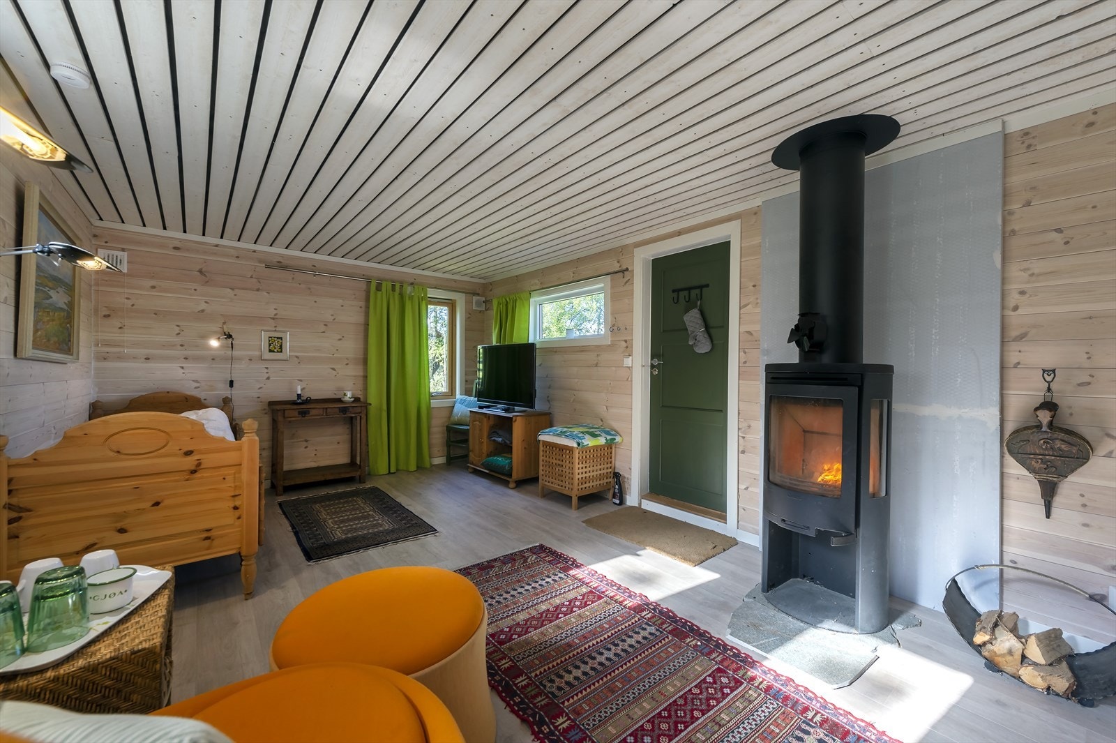 Også dette er innredet som kombinert oppholds- og soverom Galleribilde