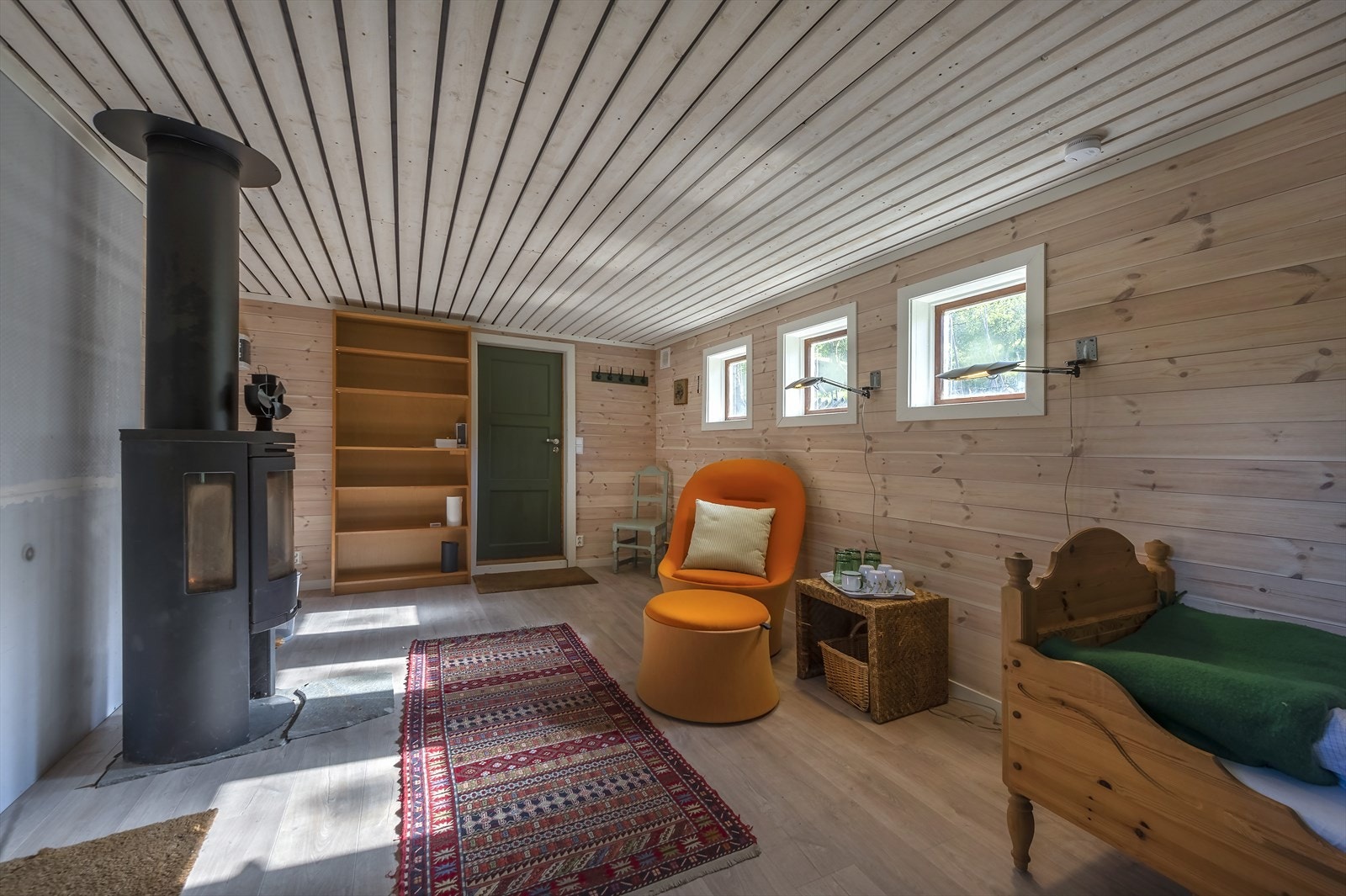 Annekset har inngang fra to sider og er utstyrt med peisovn fra Contura Galleribilde