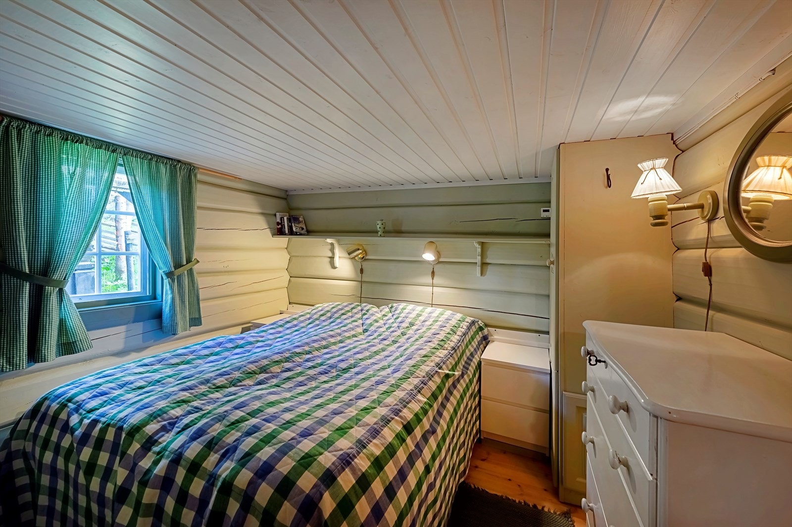 Hyttas andre soverom med plassbygd garderobeskap Galleribilde