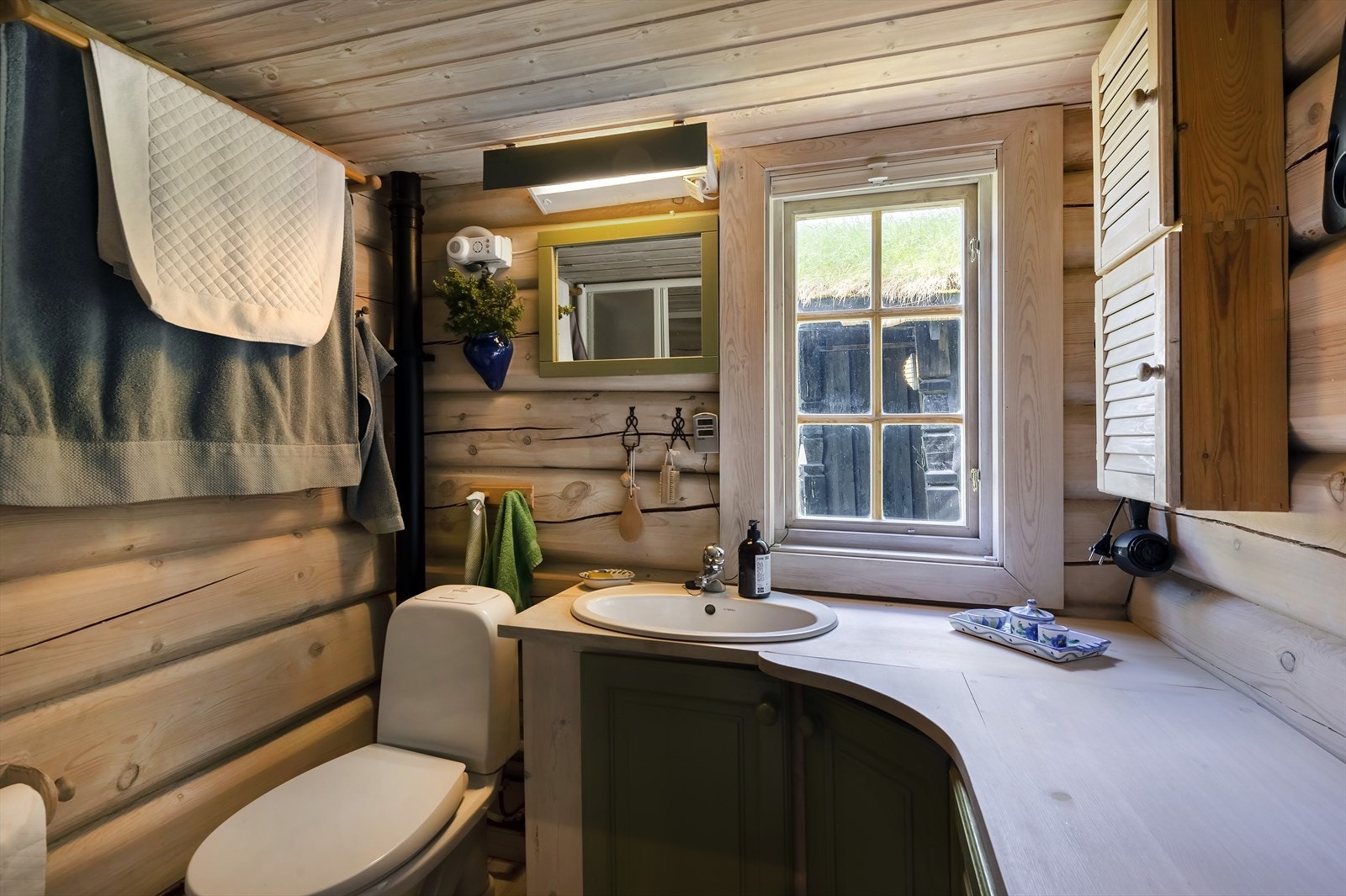 Badet har plassbygd innredning, wc og dusjkabinett Galleribilde