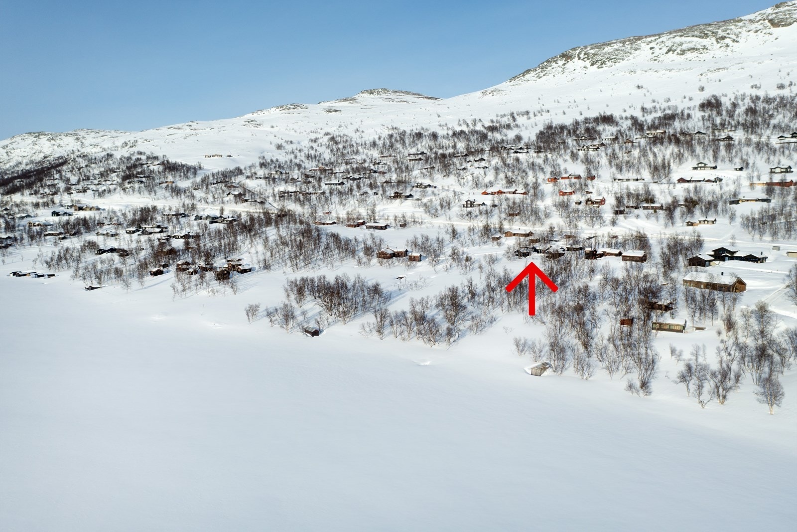 Eiendommen ligger i et meget attraktivt hytteområde på østsiden (veisiden) av Skarvatnet ca. 125 meter fra vannkanten Galleribilde