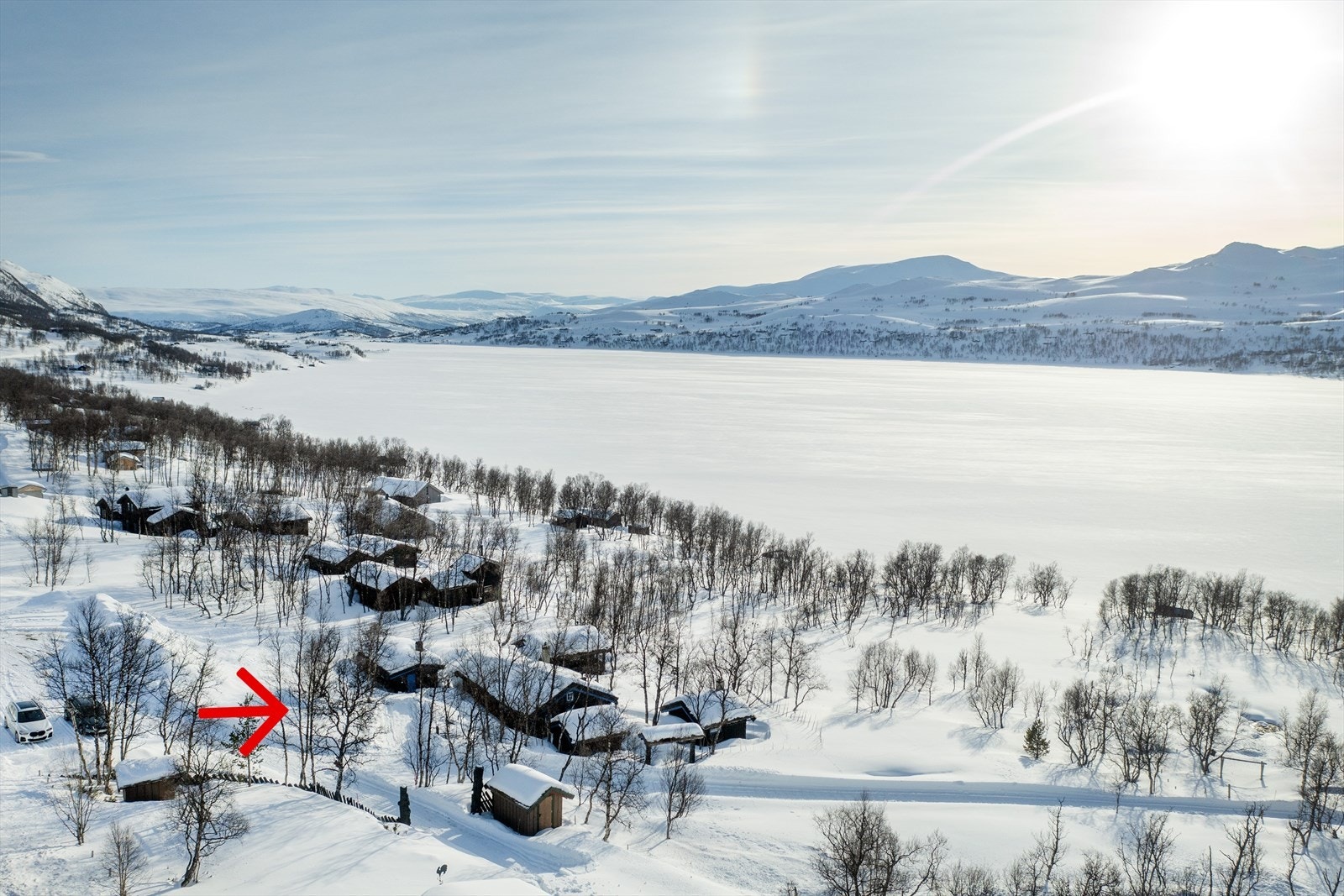 Herfra har en utsikt over vannet, fjellene og omgivelsene for øvrig Galleribilde