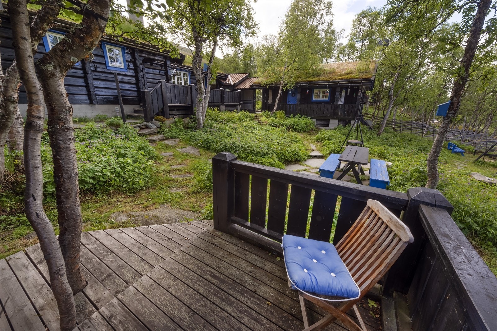 Fra badstuhuset mot tunet med hytte og anneks Galleribilde