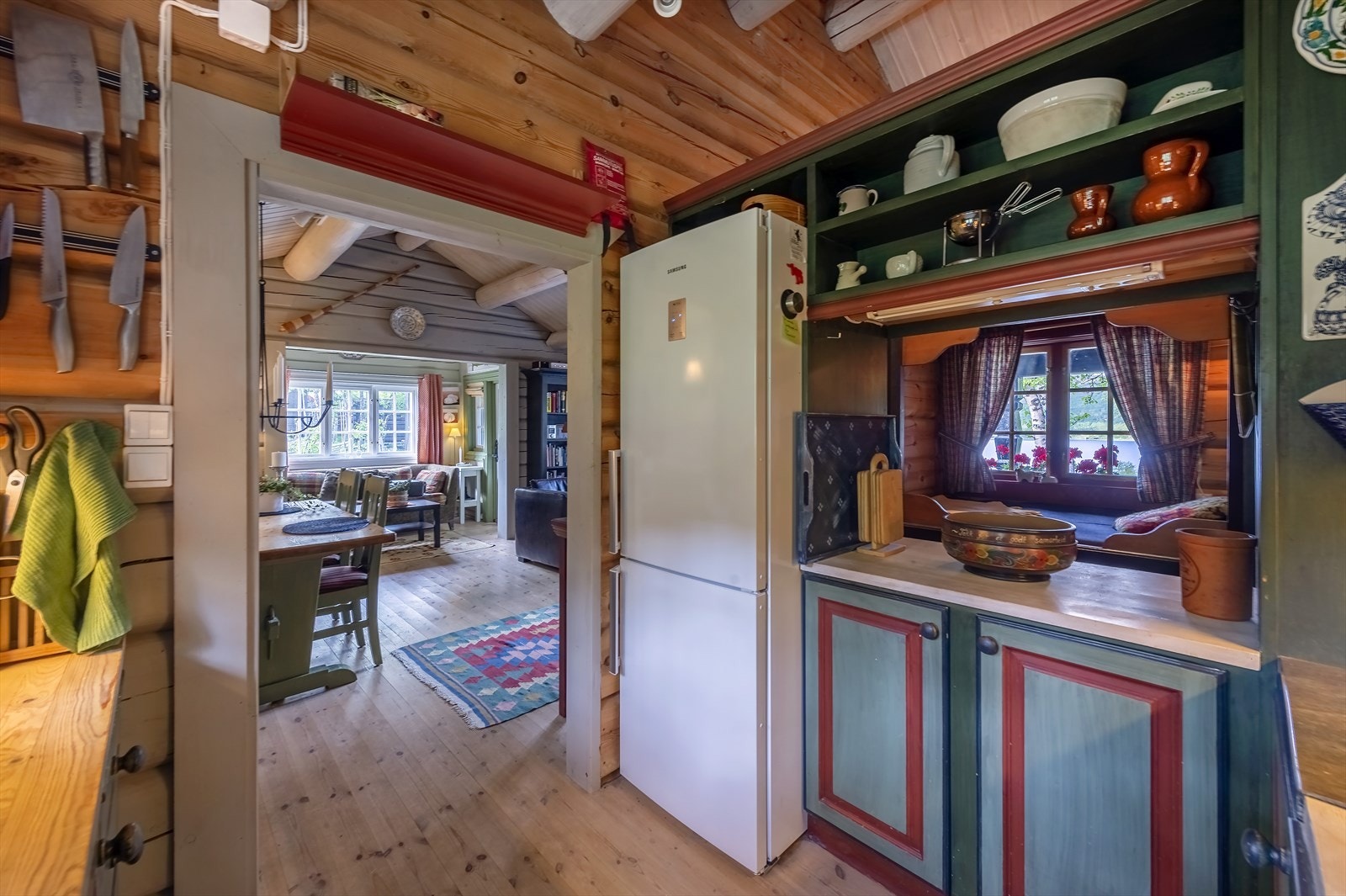 Kjøkken med delvis åpen løsning mot stue Galleribilde