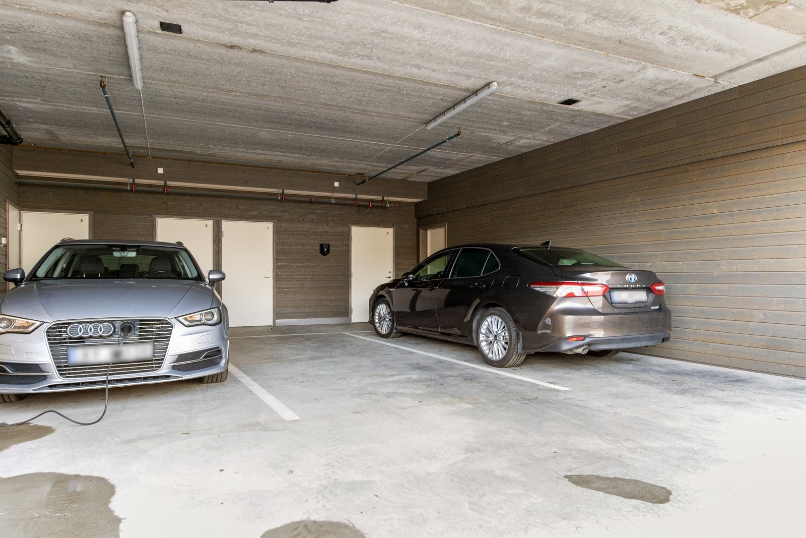 Det følger med egen p-plass i en felles carport, og her er det installert en lader for elbil. Galleribilde