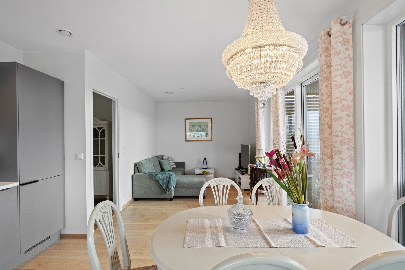 Hageveien 3 A er en delikat og pent holdt 3-roms selveierleilighet i svært god stand, med stilren og moderne standard fra 2022. Galleribilde