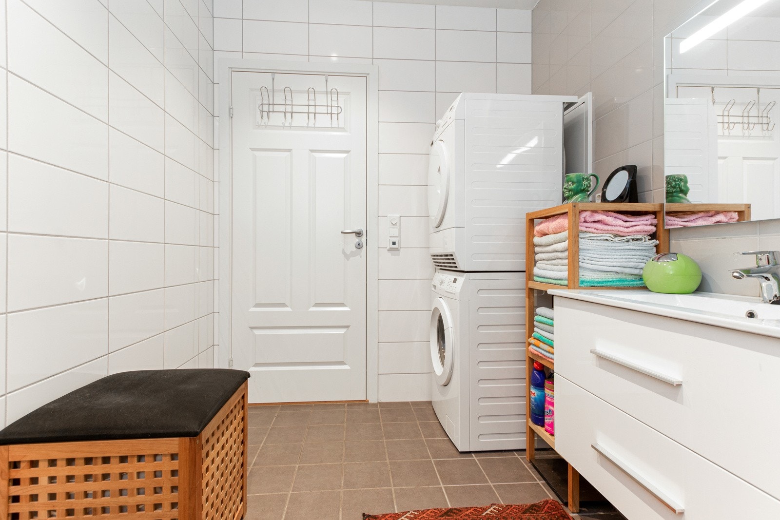 Videre har badet vegghengt toalett, opplegg for vaskemaskin og et nedsenket dusjhjørne med innfellbare dører. Galleribilde