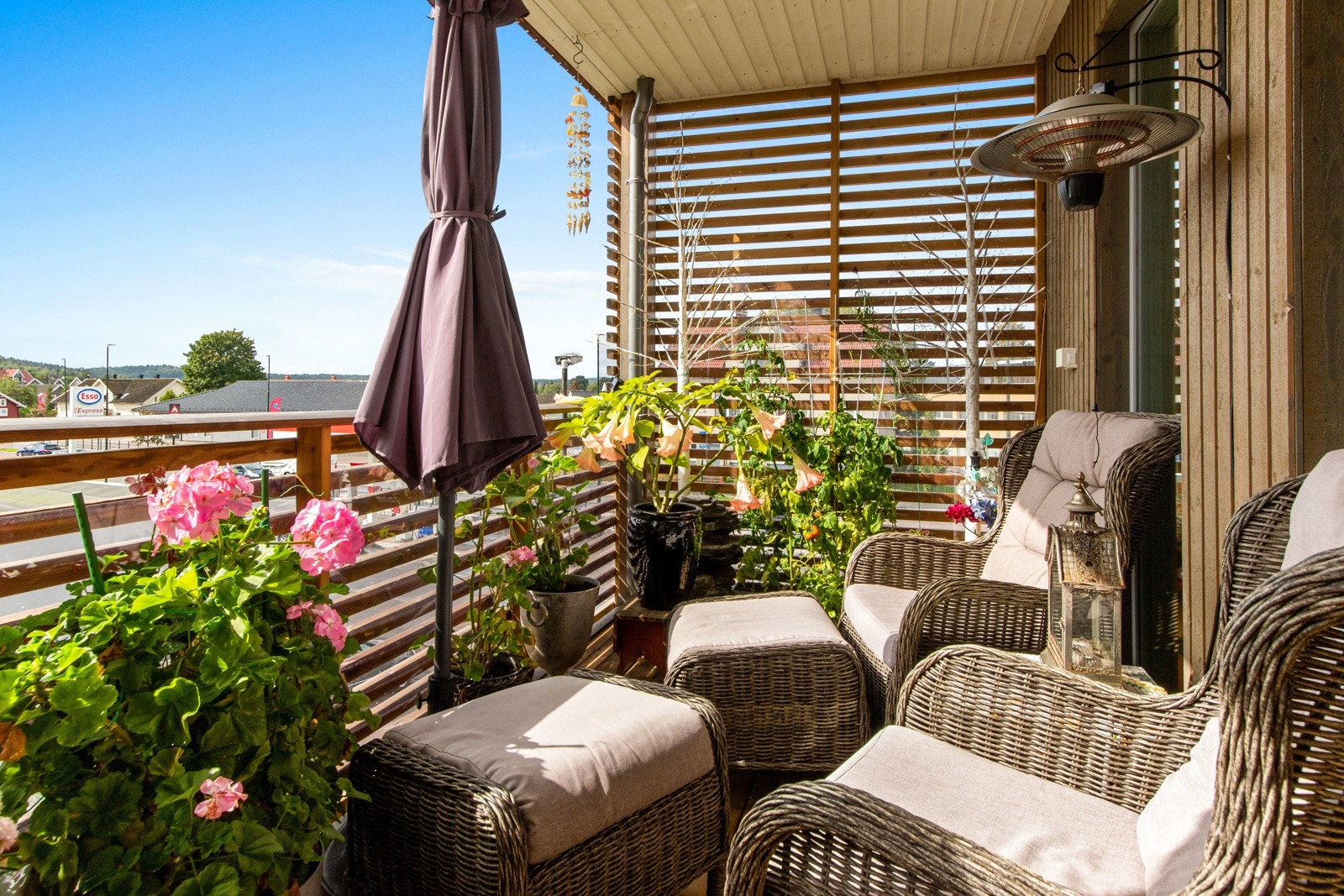 Belysning og utestikk er installert, og den herlige balkongen har levegger med spiler. Galleribilde