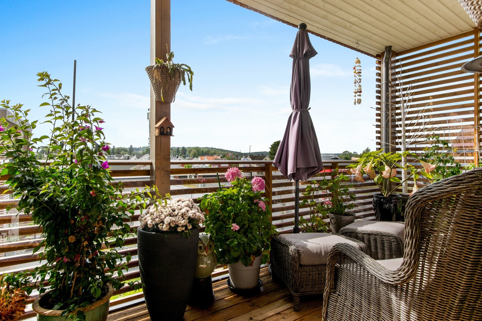 Her nytes enkelt både stille stunder og lange, sosiale kvelder - med fint utsyn over nabolaget. Galleribilde