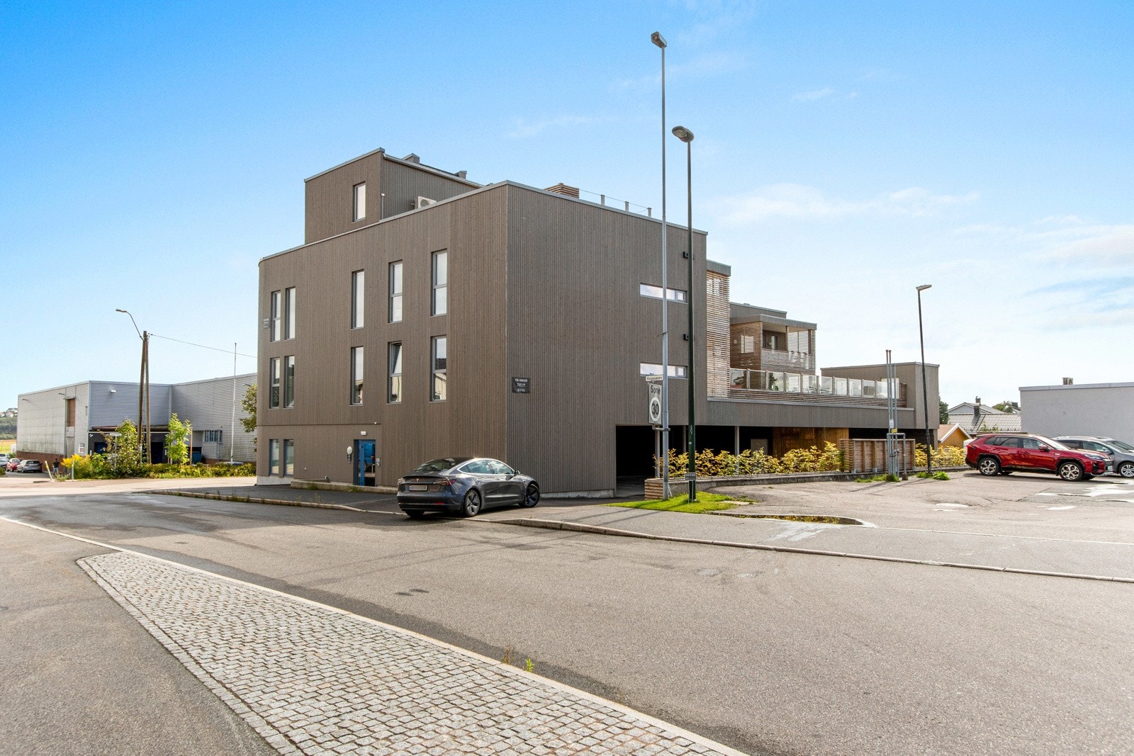 Sem har blitt meget populært de siste årene, noe som har gjort tettstedet til et satsingsområde for kommunen. Galleribilde