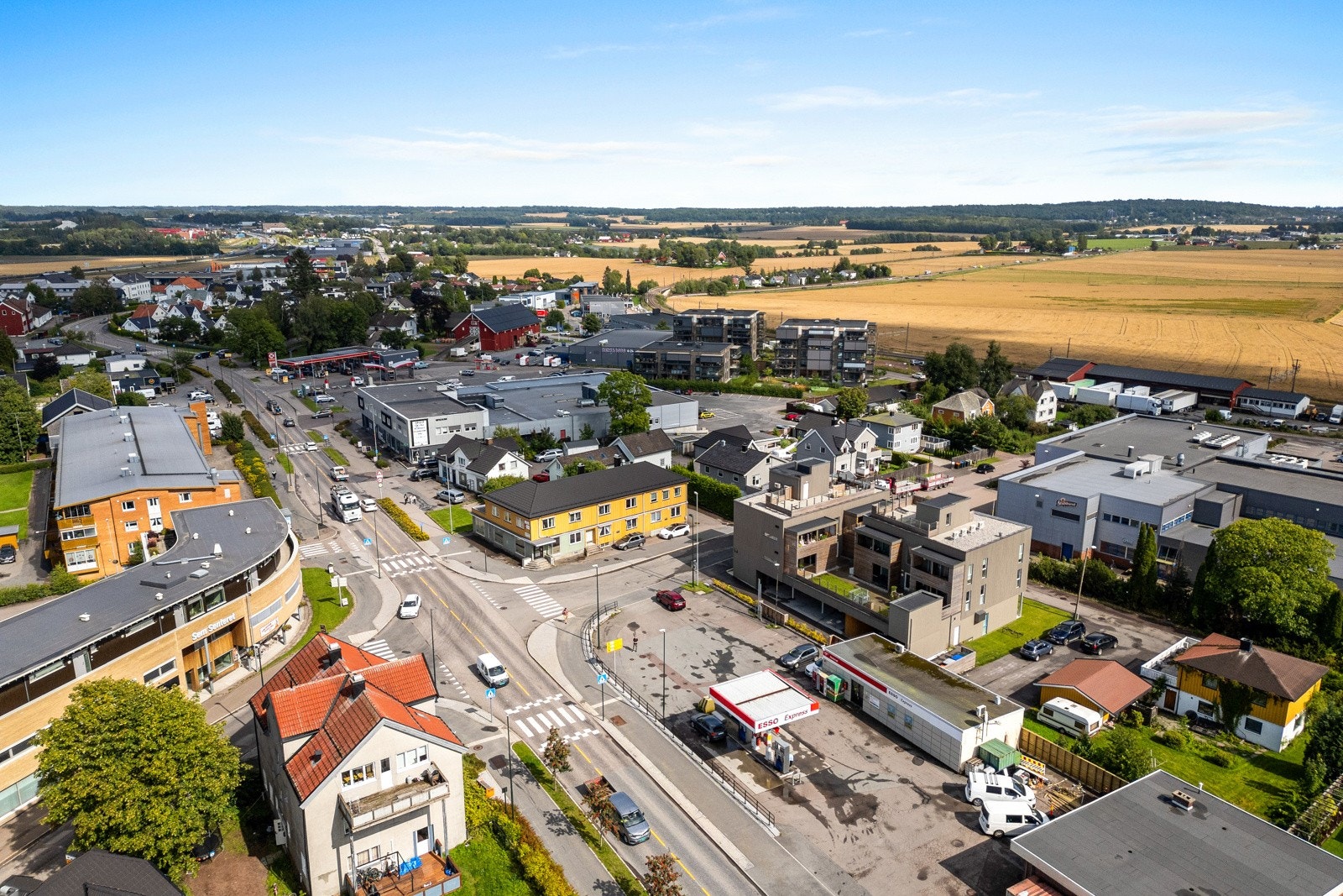 Bussen stopper rett utenfor døra, og det er umiddelbar nærhet til butikker, idrettspark og treningssenter. Galleribilde