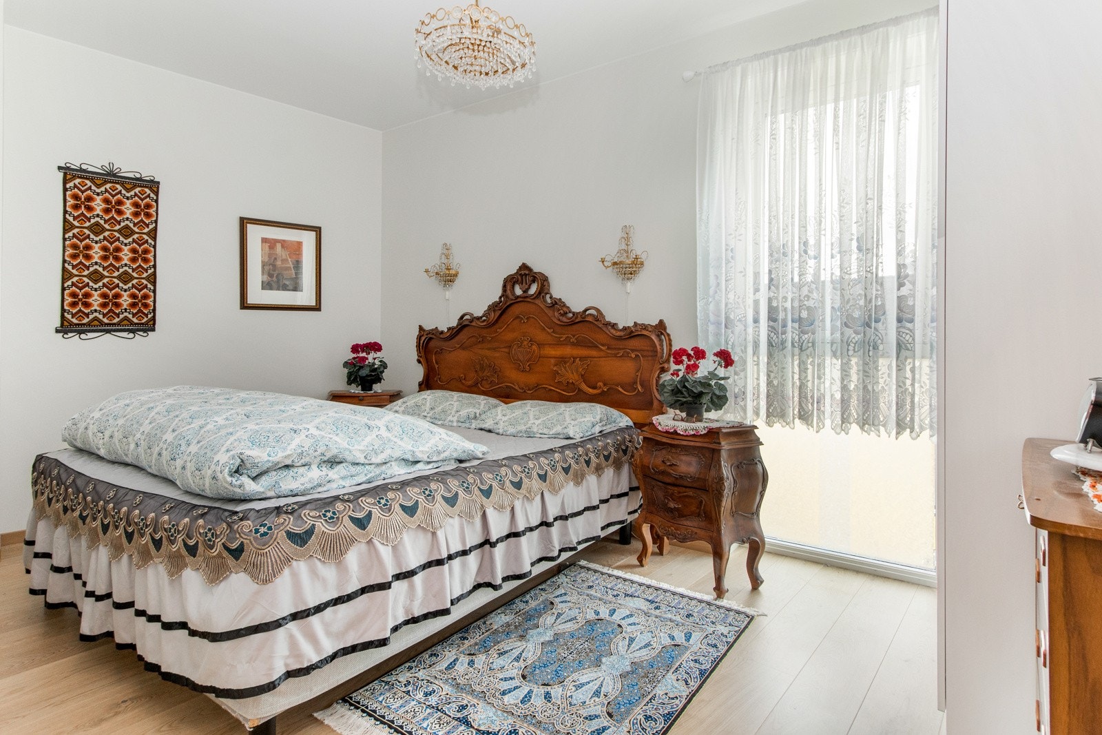 To pene soverom ligger vegg i vegg, med 1-stavs parkett og god takhøyde. Galleribilde