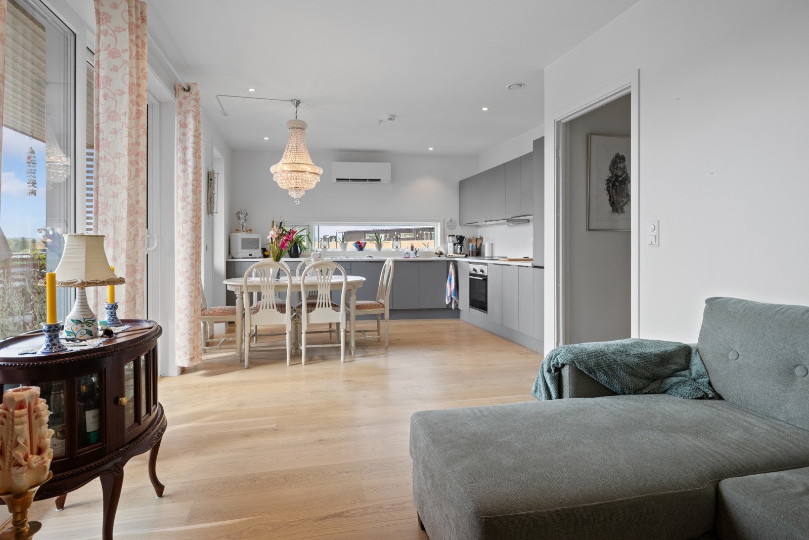 Stuen er naturlig inndelt i ulike brukssoner, og det passer utmerket å innrede med spisebord ved kjøkkeninnredningen. Galleribilde