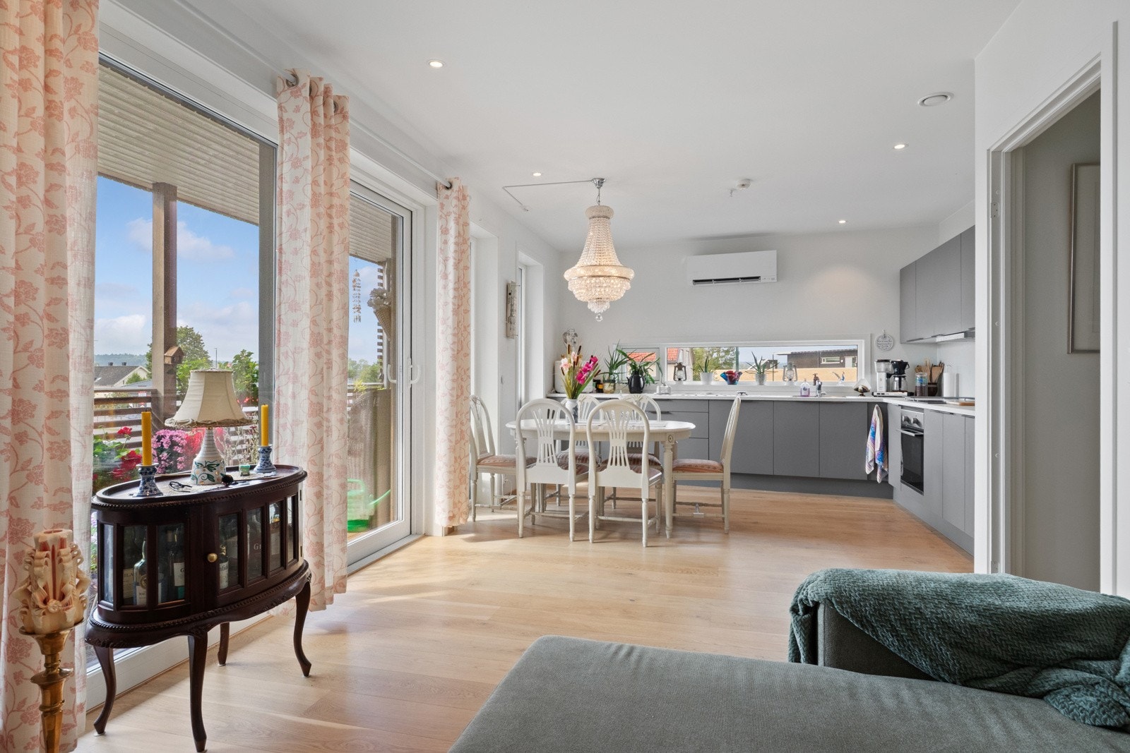 Gulvet har 1-stavs parkett, mens veggflatene er malt i hvitt for et delikat uttrykk. Galleribilde