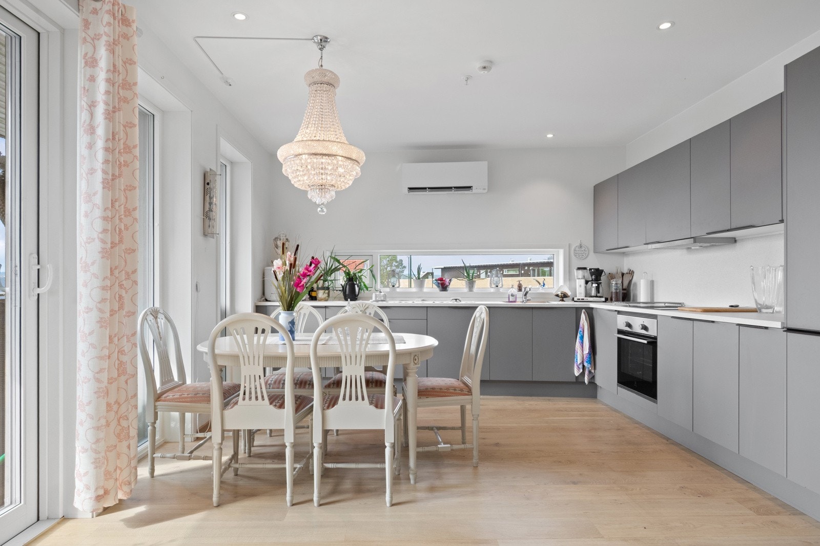 Alle hvitevarer er integrert, bestående av stekeovn, induksjonstopp, oppvaskmaskin og en kombinert kjøl/frys. Galleribilde