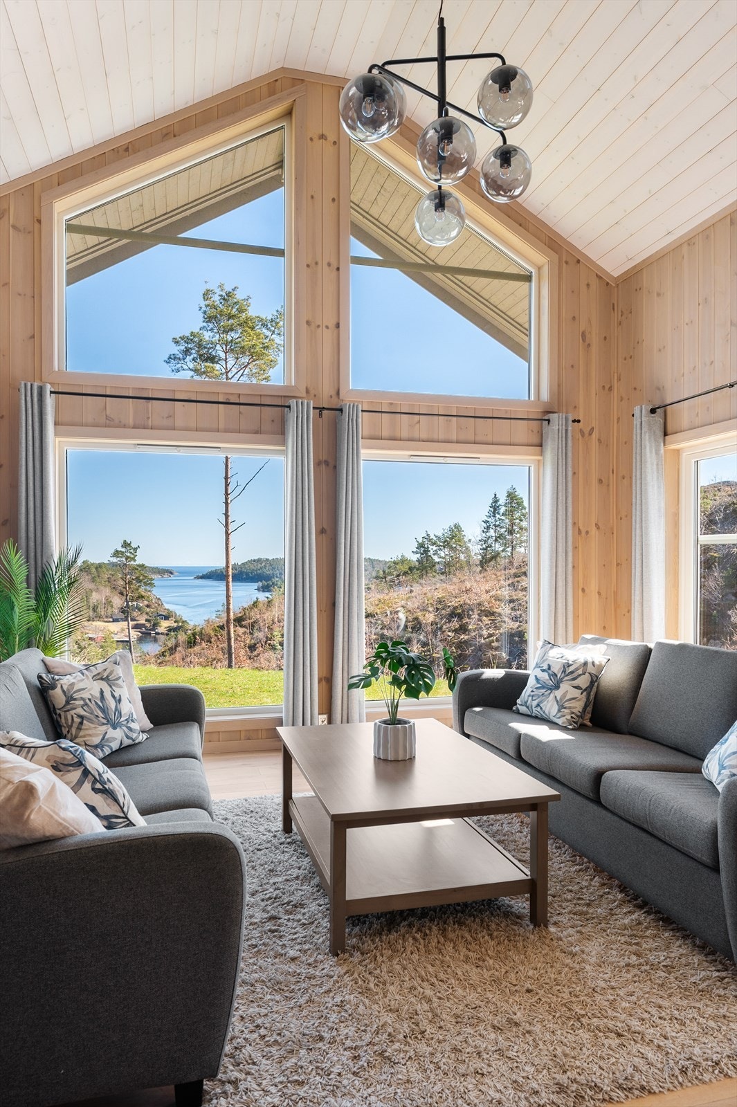 Takhøye vinduer som gjør rommet lyst og luftig Galleribilde