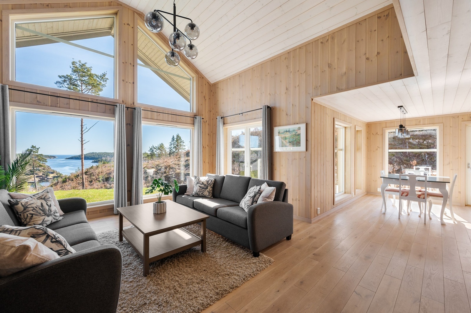 Kallerberget 7 - Hytta har en luftig og fin stue hvor utsikten kan nytes Galleribilde