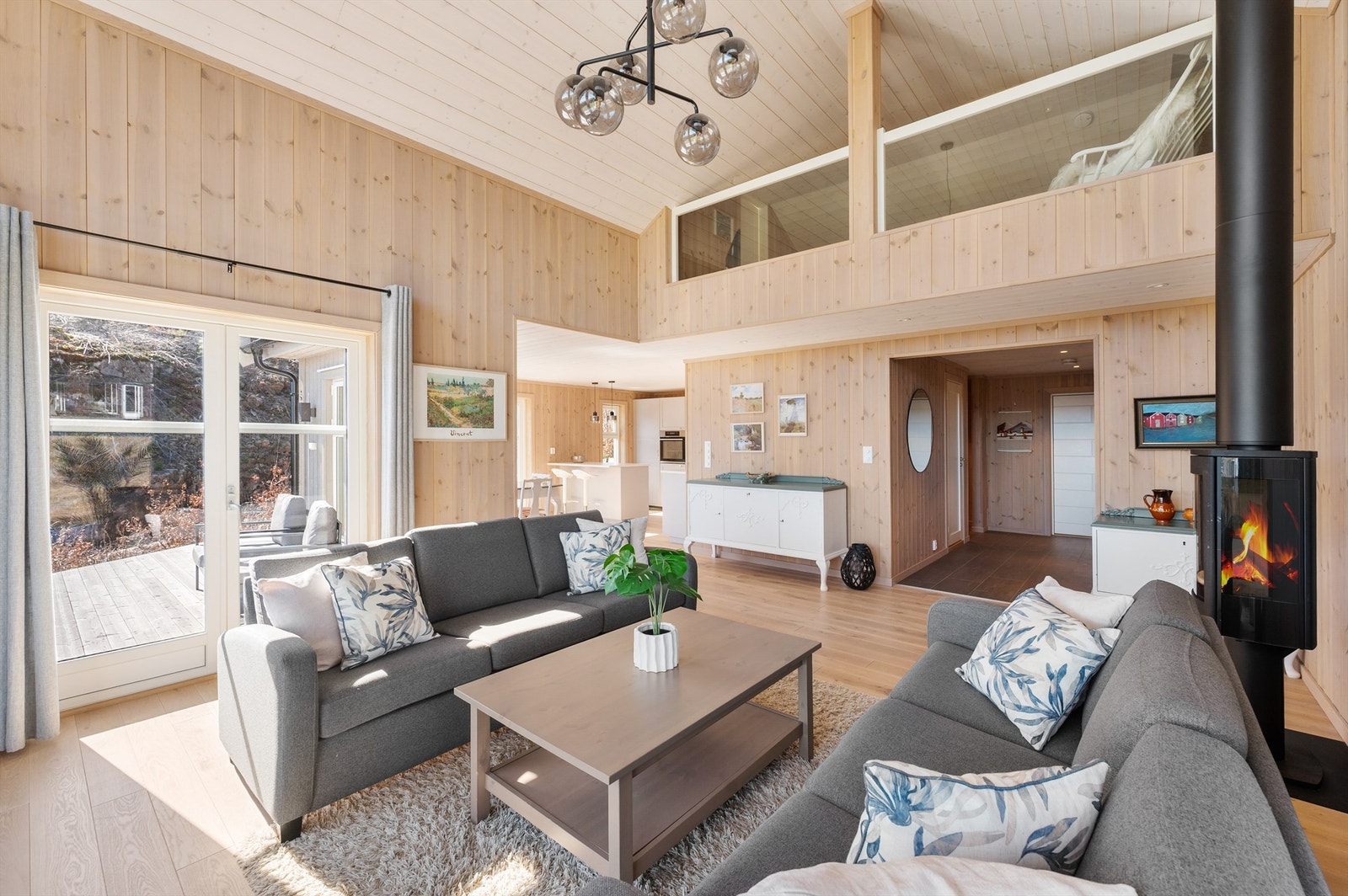 Moderne og pent innredet med praktisk planløsning. Utgang til terrasse både fra stue og kjøkken og åpen himling opp mot hems Galleribilde