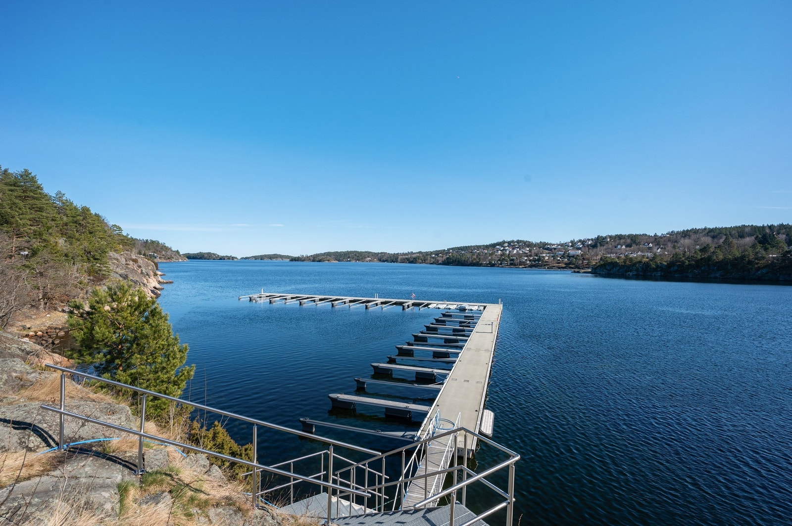 Tilhørende båtplass. Her er man en kort vei unna Risør sentrum hvor man på veien kan nyte den fantastiske skjærgården og fine svabergene Galleribilde