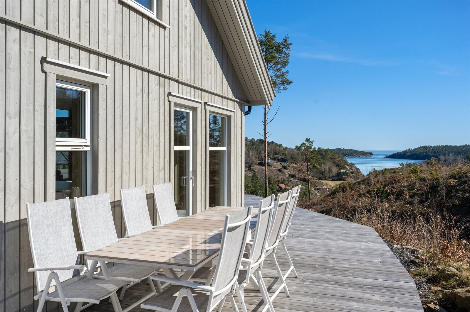 Terrasse med gode solforhold og vakker utsikt Galleribilde