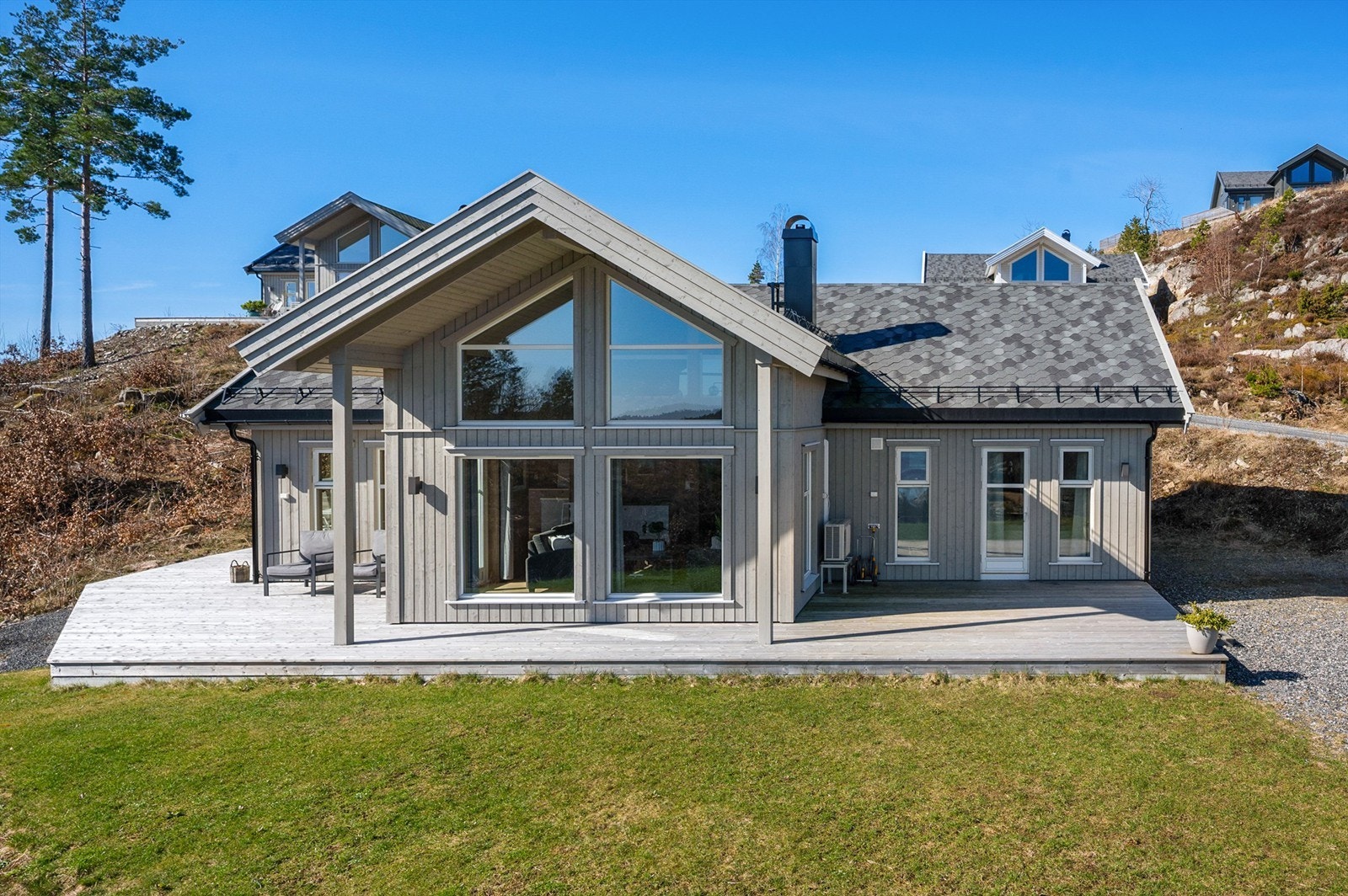 Tidsriktig og flott fritidsbolig solrikt beliggende i nyere hyttefelt Galleribilde