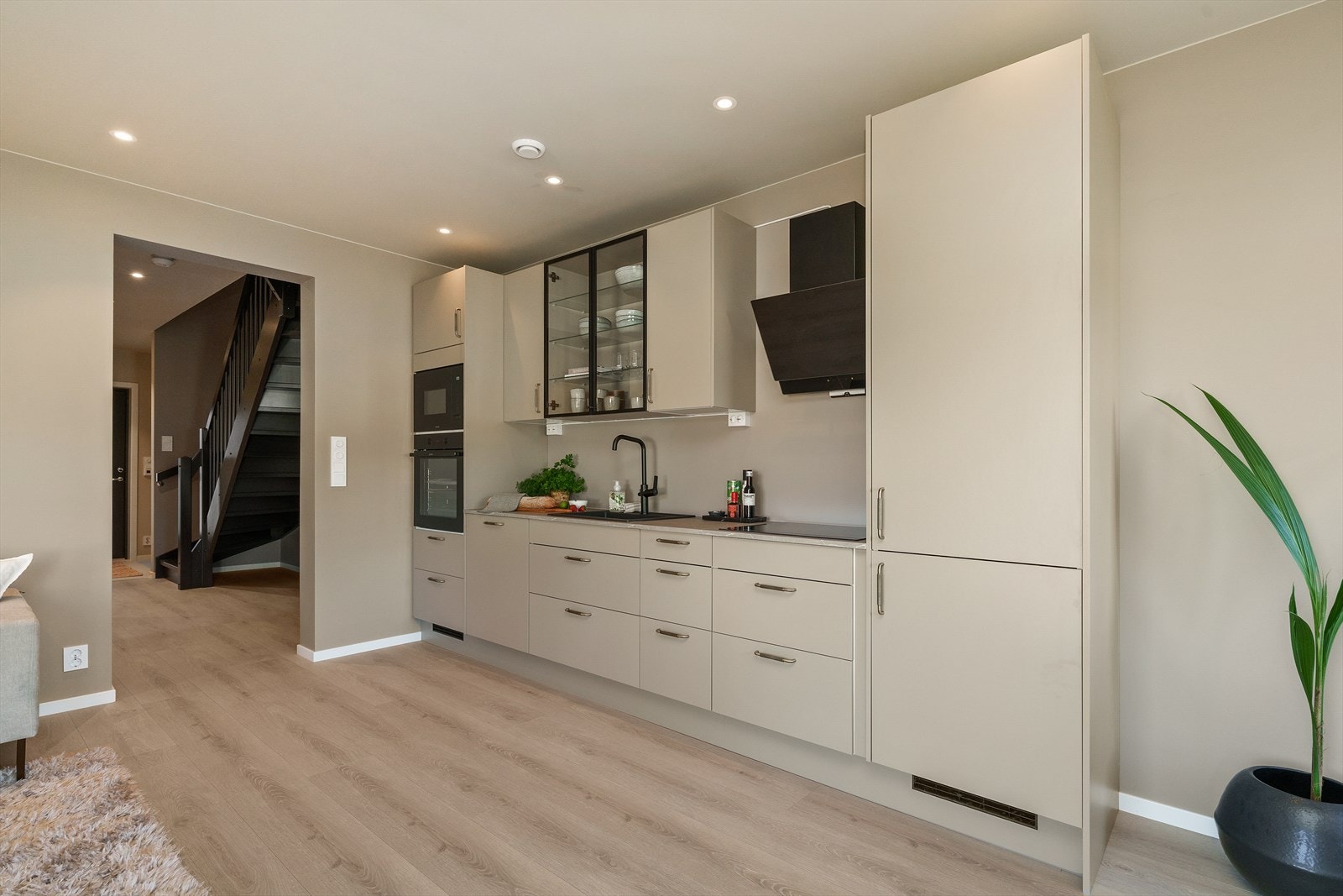 Kjøkkenet har god plass til oppbevaring i skuffer i benkeskap og vegghengte skap. Galleribilde